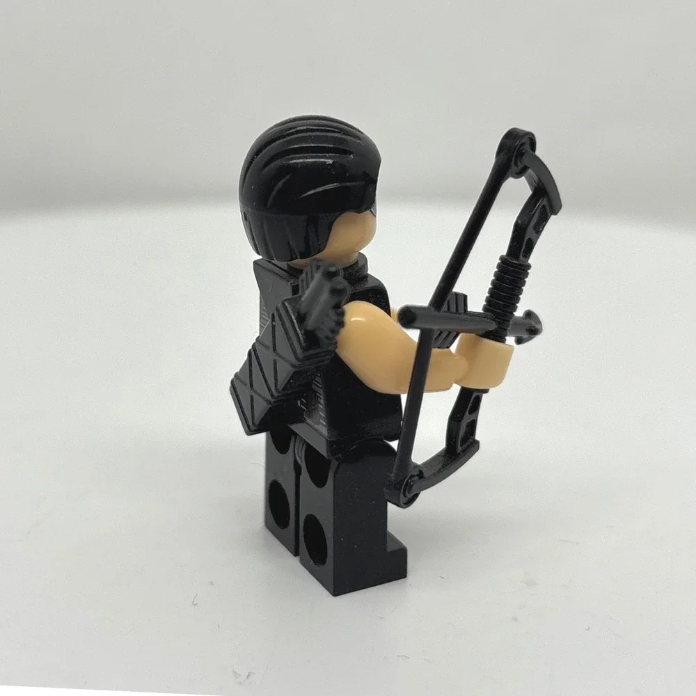 LEGO Marvel Super Heroes Hawkeye Minifigure sh084 Black Purple Suit with Bow